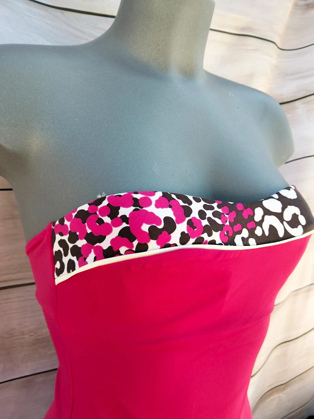 Bóca de banho feminina fucsia com decote em V - Estampa animal print - Tamanho aprox. P – photo 5